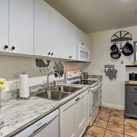 Emerald Coast Getaway With Yard - Steps To Beach!